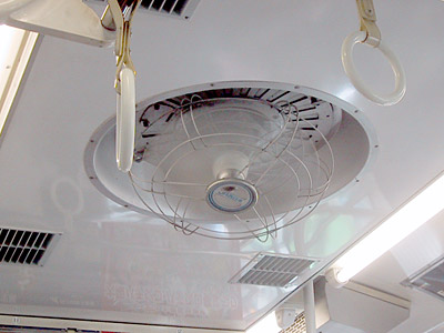 客車内の扇風機