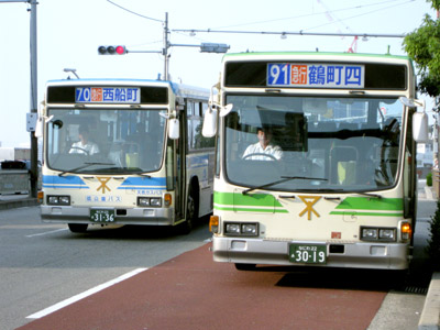 運行中の急行バス