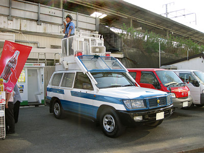 駅前の警察車両